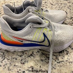 Nike White and Blue Sneakers with Multicolor Accents good conditions